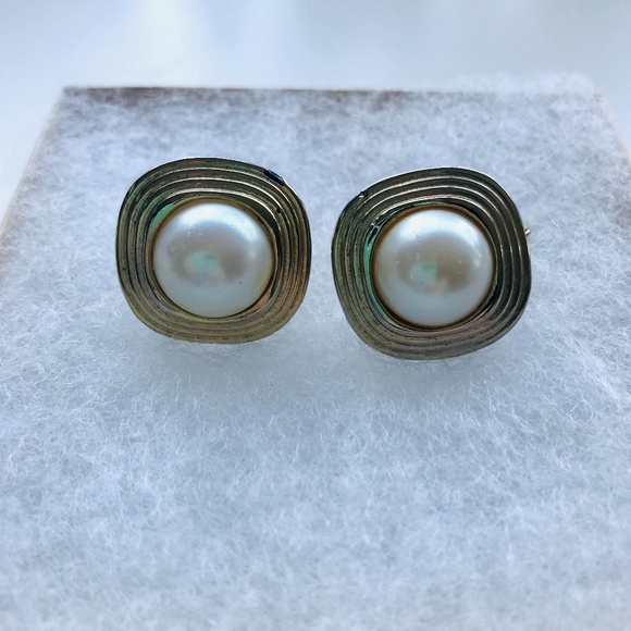 Vintage Clip-On Earrings - Picture 1 of 4
